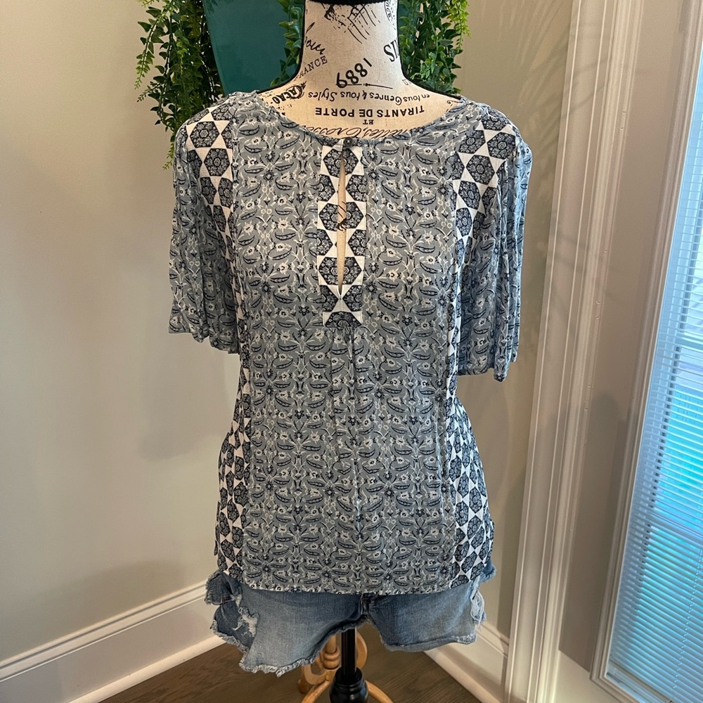 Lucky Brand medium blue white pattern short sleeve shirt